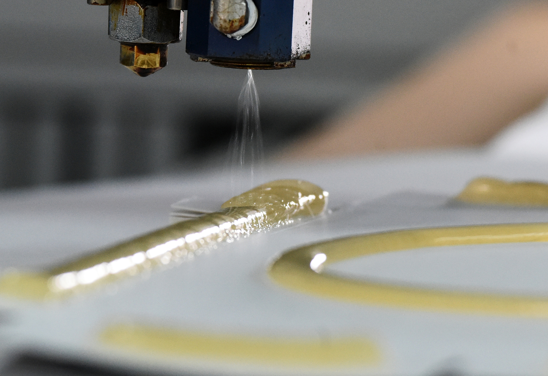 PARTICOLARE DELL'APPLICATORE MENTRE DISTRIBUISCE LA COLLA