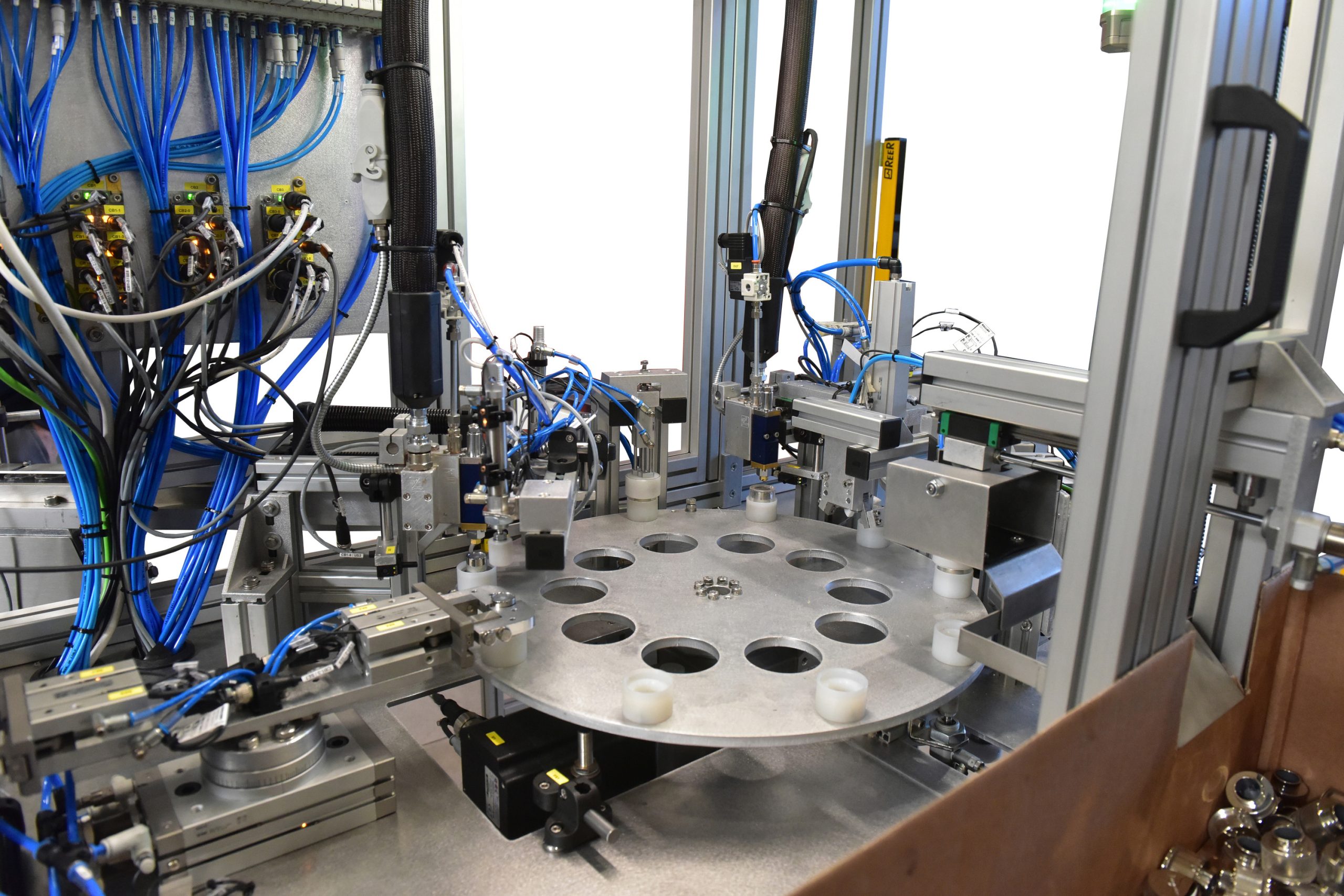 Macchina per assemblaggio tappi